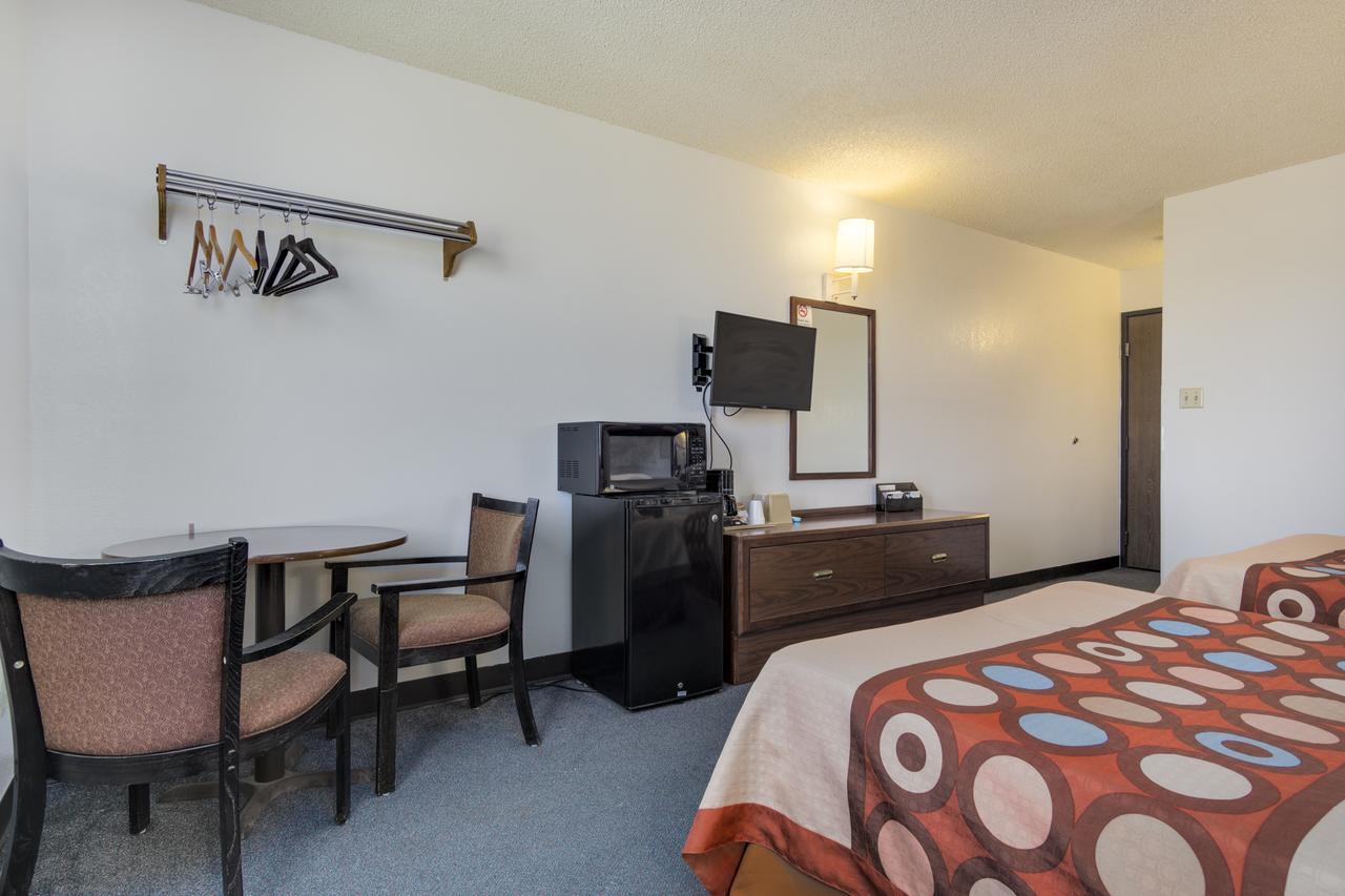 Super 8 By Wyndham Limon Exterior foto