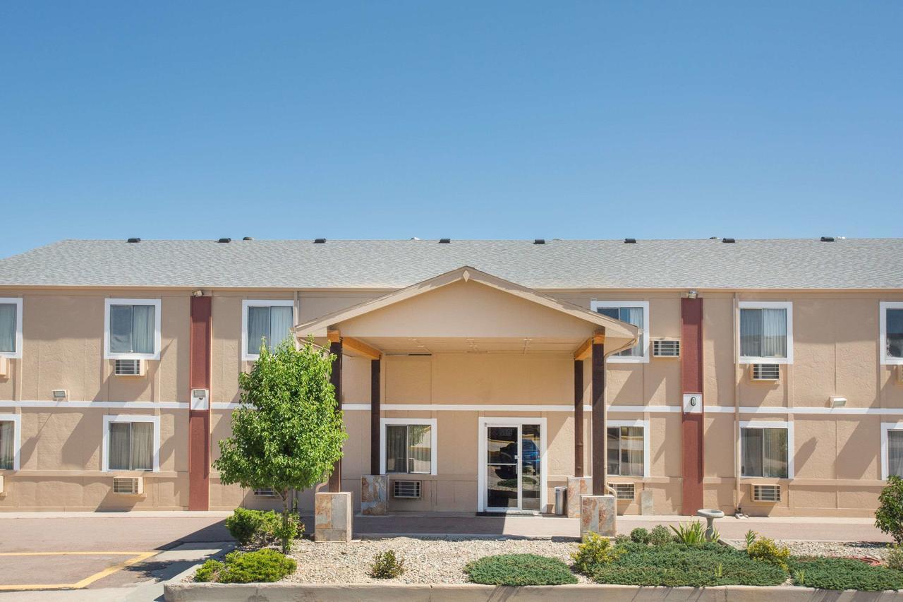 Super 8 By Wyndham Limon Exterior foto